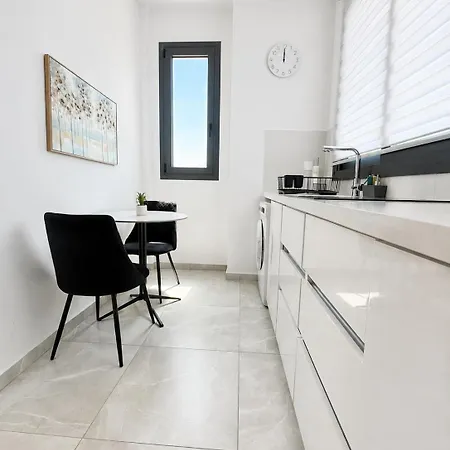 Amiteam Suites - Azure Palm Studio Apartment